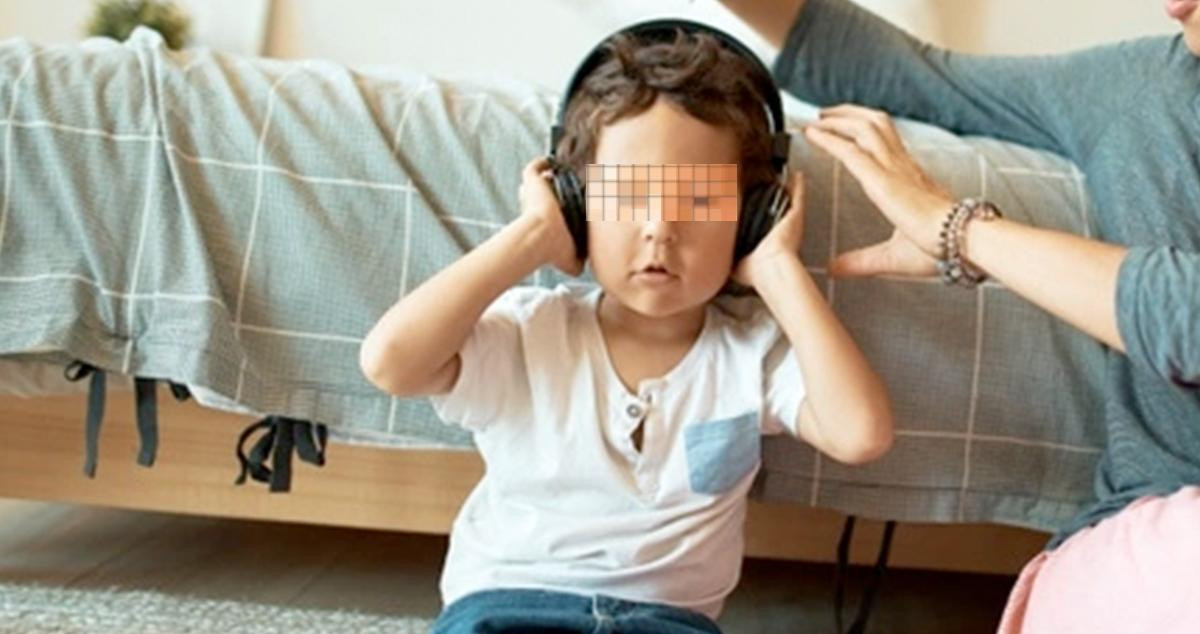 Niño con auriculares escuchando música / FREEPIK