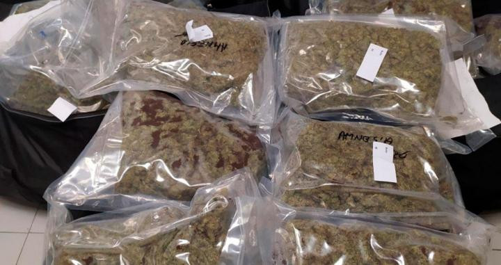 Marihuana intervenida del interior de los vehículos en La Jonquera / POLICÍA NACIONAL