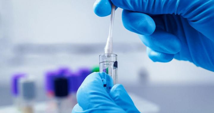 Un sanitario manipula la muestra de un paciente con Covid-19 / EFE