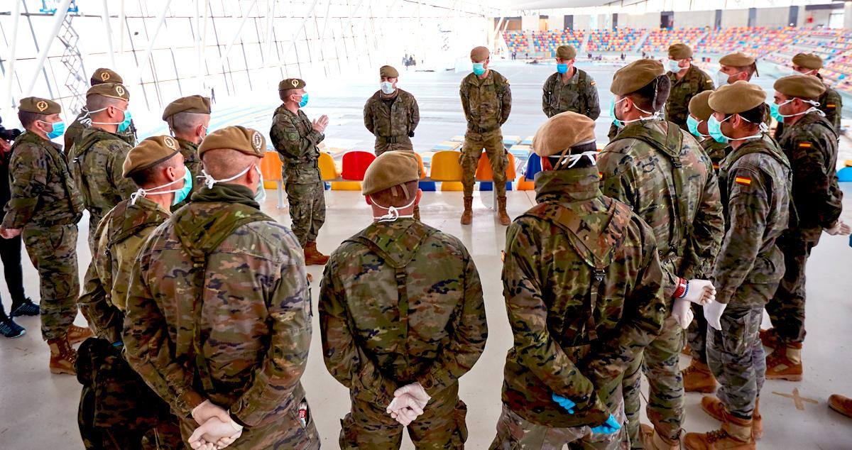 Efectivos del Ejército de Tierra a su llegada a la pista cubierta de atletismo de Sabadell / EFE