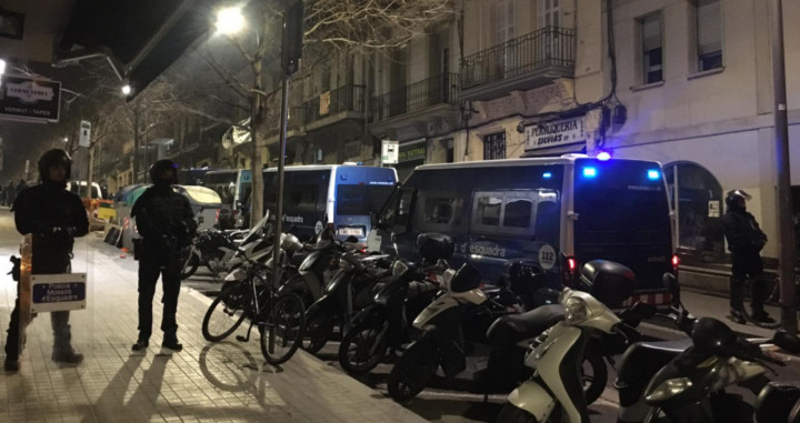 Agentes de Mossos ante el inmueble ocupado / TWITTER