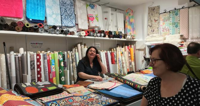 Venta de alfombras y ropa de cama en el sector de Encants / CG