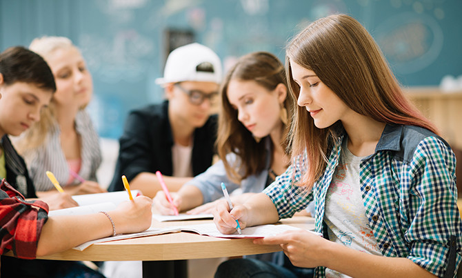 Varios estudiantes de un máster en clase