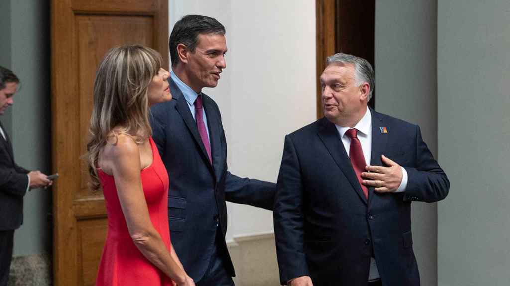 La esposa de Pedro Sánchez, Begoña Gómez (i); el presidente del Gobierno, Pedro Sánchez (c), y el primer ministro de Hungría, Viktor Orbán (d), conversan a su llegada a la cena informal de la OTAN a nivel de Jefes de Estado y de Gobierno en el Museo del Prado / A. Ortega. Pool - Europa Press