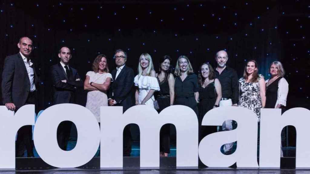 El staff de la agencia de comunicación Roman, en la fiesta de celebración de su 30º aniversario en 2019. En el centro, de blanco, Sílvia Alsina, su CEO y propietaria