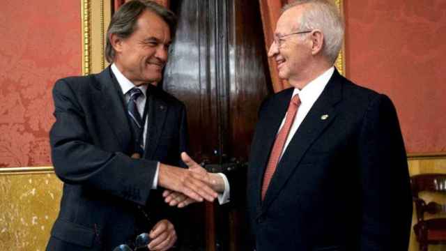Miquel Valls en la entrega de la medalla de oro del Consejo General de Cámaras de Comercio a Artur Mas en junio / EFE