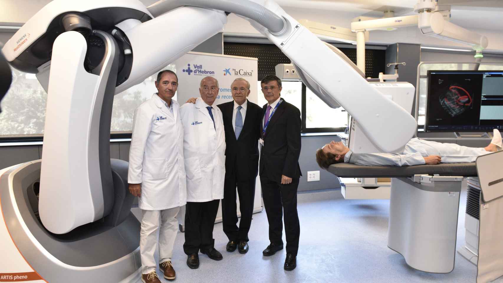 De izquierda a derecha, los doctores Salázar y Armengol, Isidro Fainé y el doctor Comella en la presentación del robot