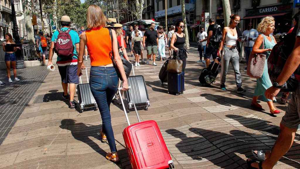 Un grupo de turistas pasea por las Ramblas / EFE