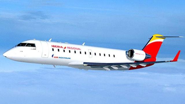 Uno de los aviones de la flota de Air Nostrum, que trabaja como la aerolínea regional de Iberia / EFE