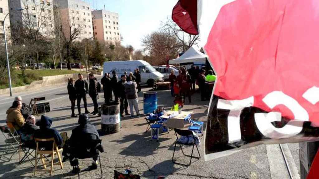 Los trabajadores de Cacaolat este martes durante la huelga que ha mantenido paralizada la compañía / CGT