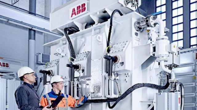 Dos trabajadores de la multinacional suiza ABB, que negocia con la japonesa Hitachi la venta de su negocio eléctrico / ABB