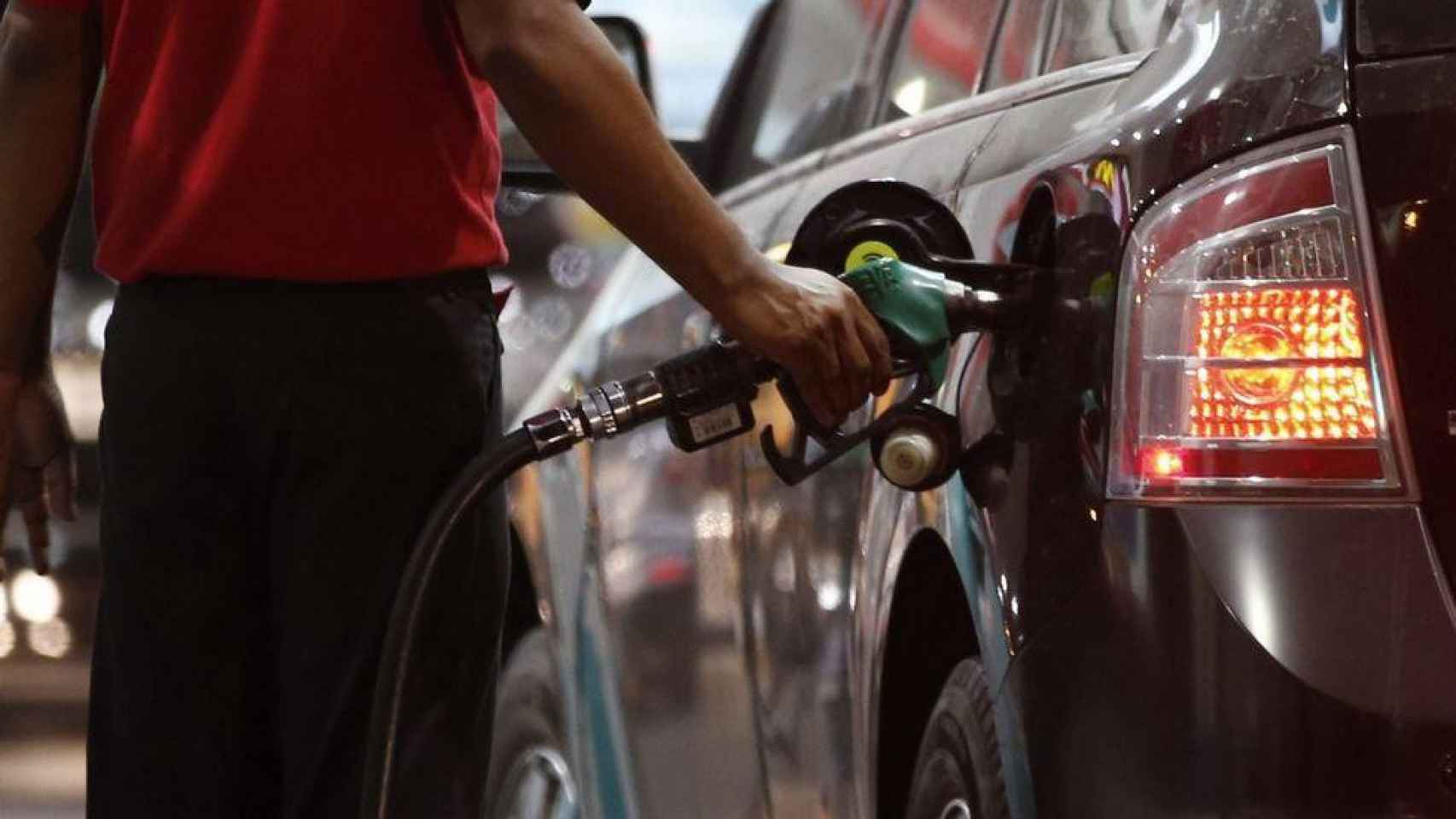 Un hombre pone carburante en un coche, en una imagen de archivo / EFE