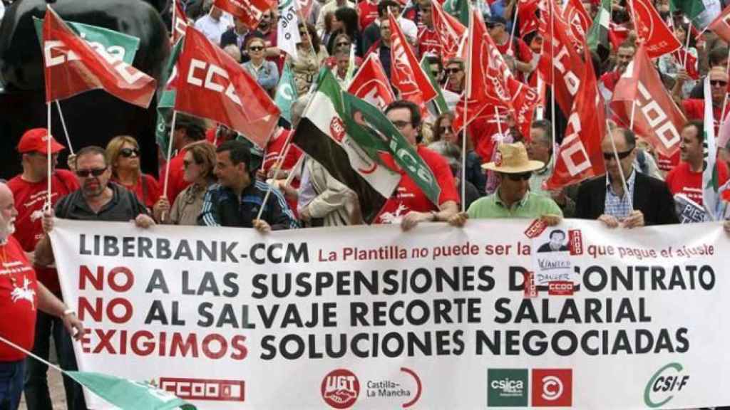 Imagen de los trabajadores de Liberbank durante una protesta contra los ajustes laborales