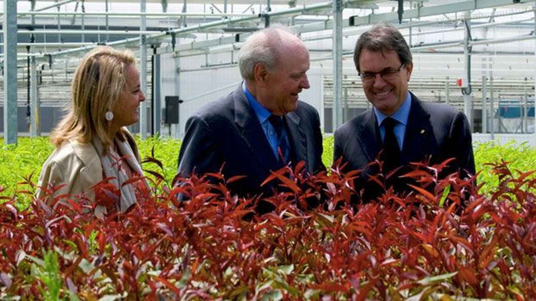 Imagen de archivo con Carles Sumarroca Coixet (c), propietario de Agro Millora en la inauguración de unas instalaciones del grupo en 2012 junto al entonces presidente de la Generalitat, Artur Mas (d), y su esposa, Helena Rakosnik (i) / CG