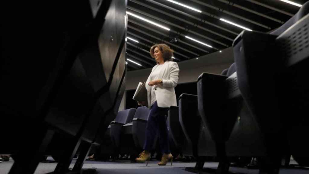 La vicepresidenta del Gobierno en funciones, Soraya Sáenz de Santamaría, a su llegada a la rueda de prensa posterior a la reunión del Consejo de Ministros / EFE