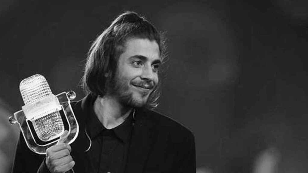 Salvador Sobral posa con el trofeo como ganador de Eurovisión / TWITTER