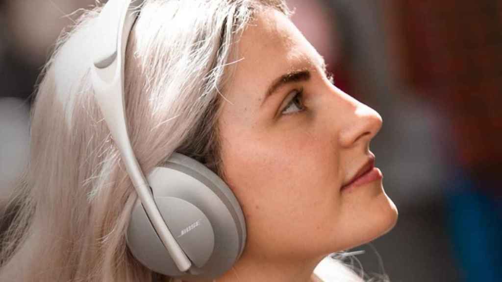 Una chica con uno de los auriculares Bose / BOSE