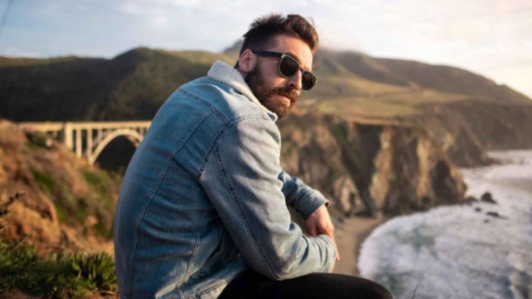 Joven luciendo una frondosa barba / Ethan Dow en UNSPLASH