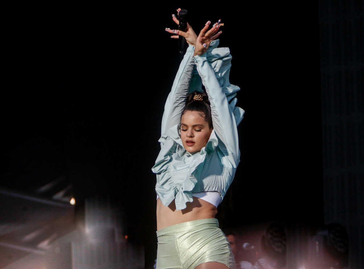 Rosalía durante su actuación en el festival Mad Cool luciendo unos ajustados leggins / EP