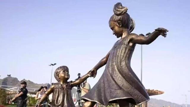 La escultura en honor a Anna y Olivia en Santa Cruz de Tenerife / EFE
