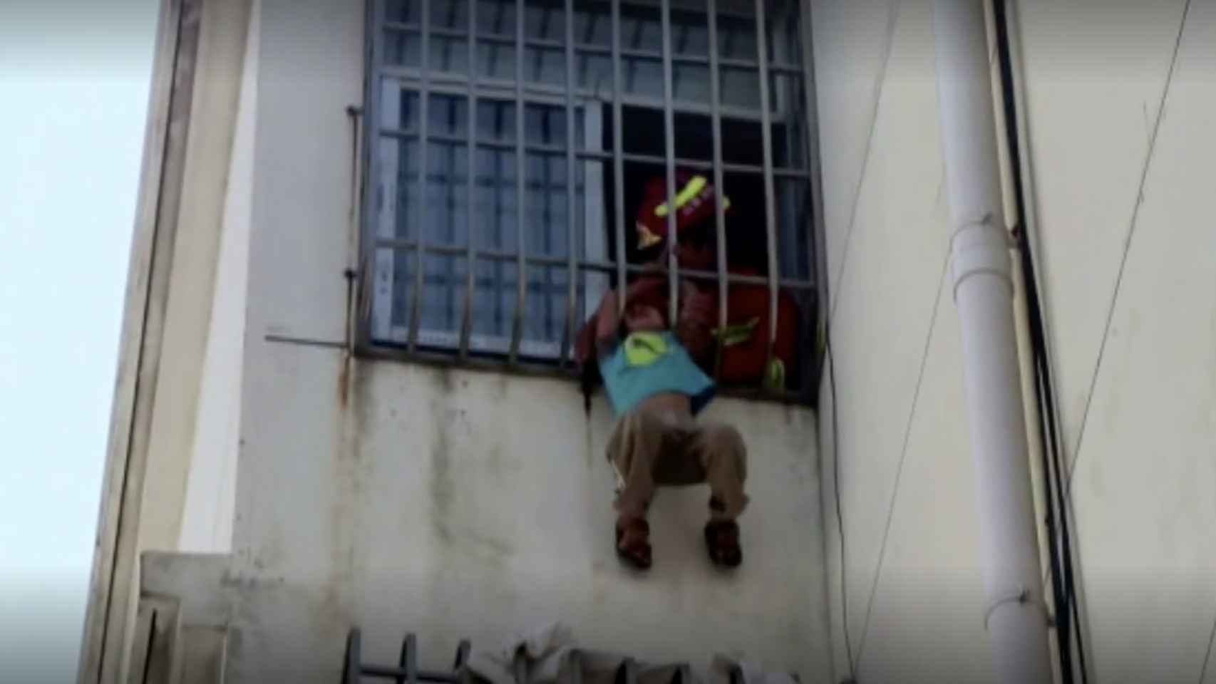 Rescate de un niño colgado de una ventana / TWITTER