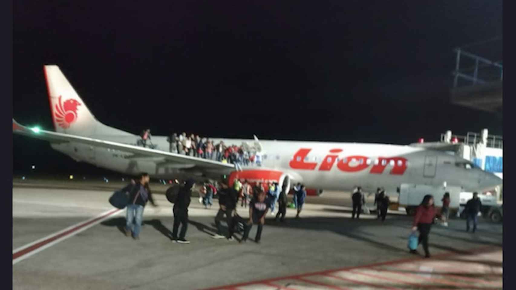 Una foto de la evacuación del avión tras la alerta ficticia de bomba