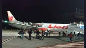 Una foto de la evacuación del avión tras la alerta ficticia de bomba