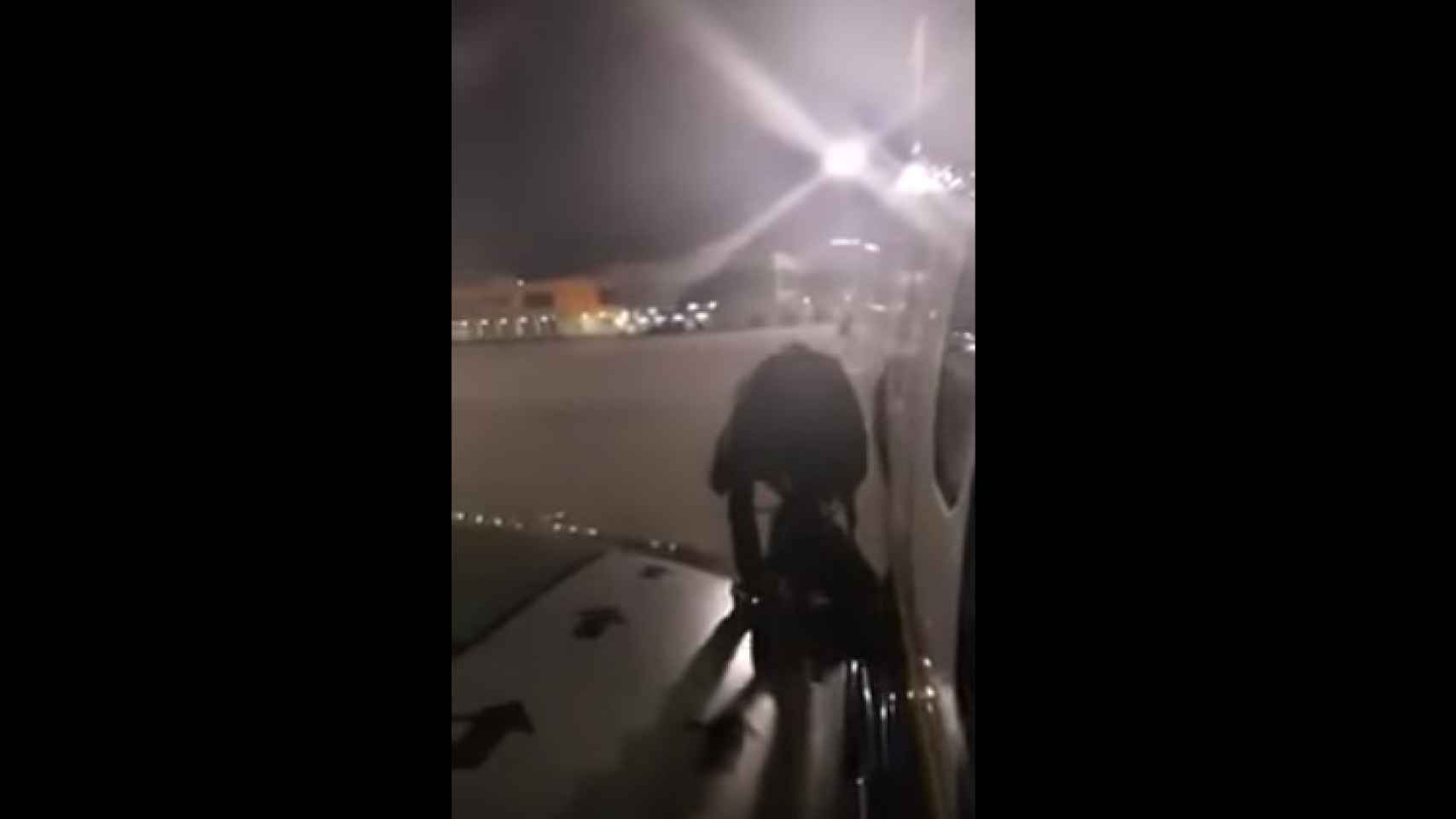 El momento en que el pasajero sale al ala del avión por la salida de emergencia