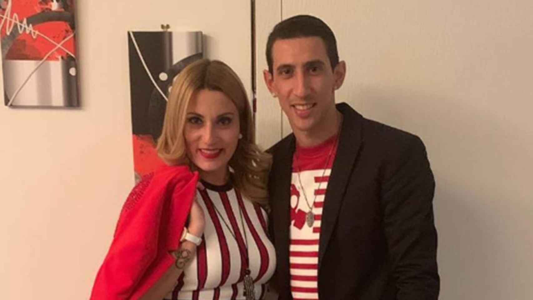 Di María con su mujer en casa