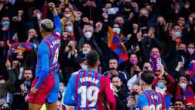 Ronald Araujo celebra, eufórico, uno de sus mejores goles de la temporada en compañía de Gavi y Ferran Torres / FCB