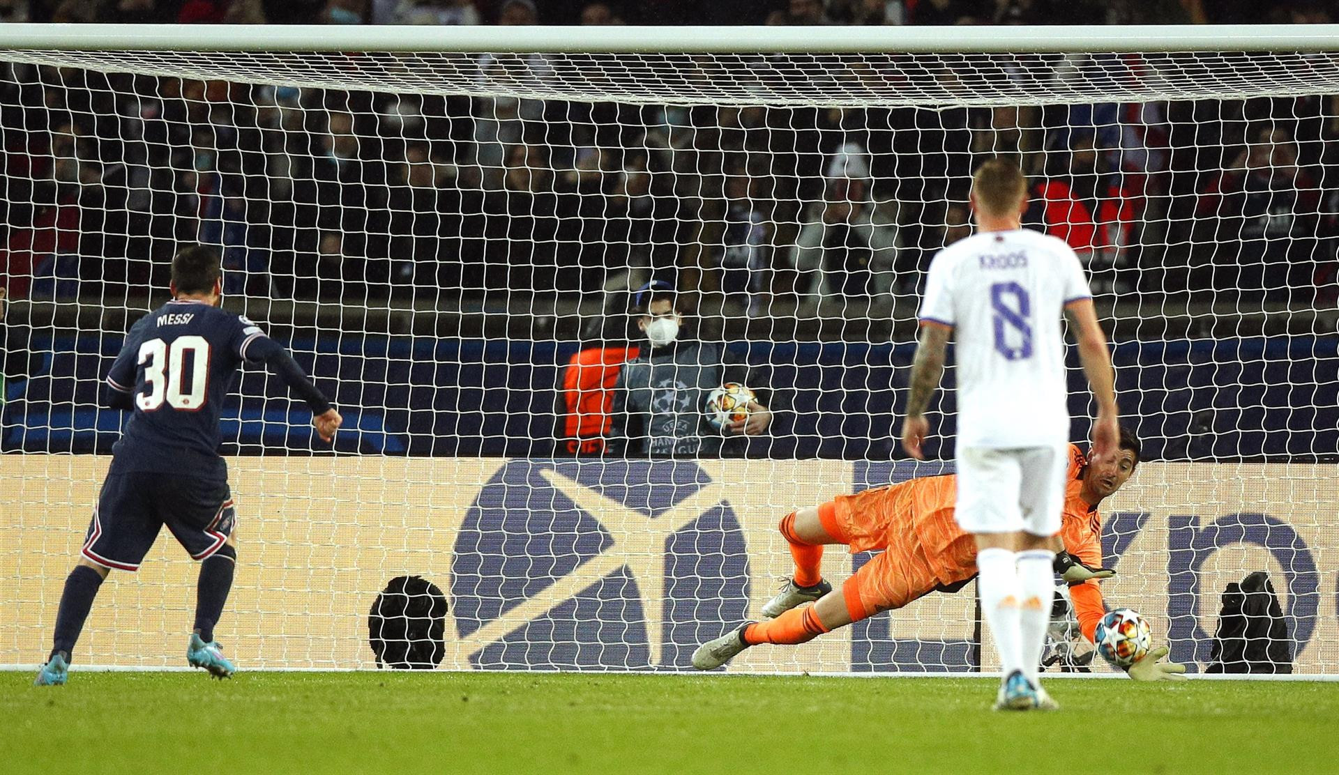 Courtois despeja el penalti lanzado por Messi en el PSG-Real Madrid / EFE