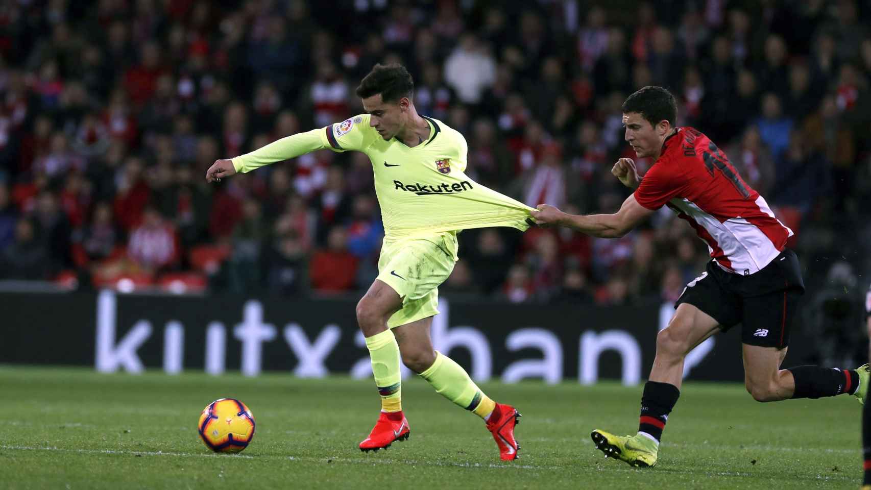 Philippe Coutinho jugando con el Barça en San Mamés / EFE