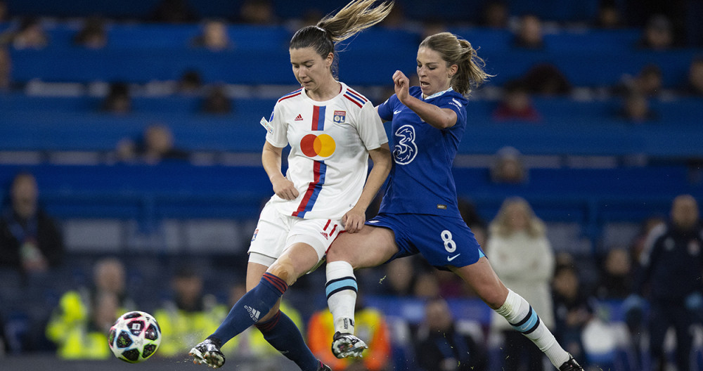 Damaris Egurrola del Lyon, en una lucha contra Melanie Leupolz del Chelsea / EFE