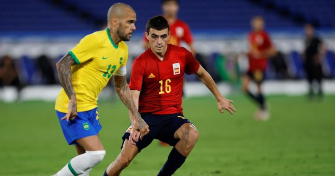 Alves y Pedri en la final de los Juegos Olímpicos / EFE