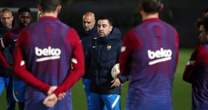 Xavi dando explicaciones en un entrenamiento del Barça / FCB