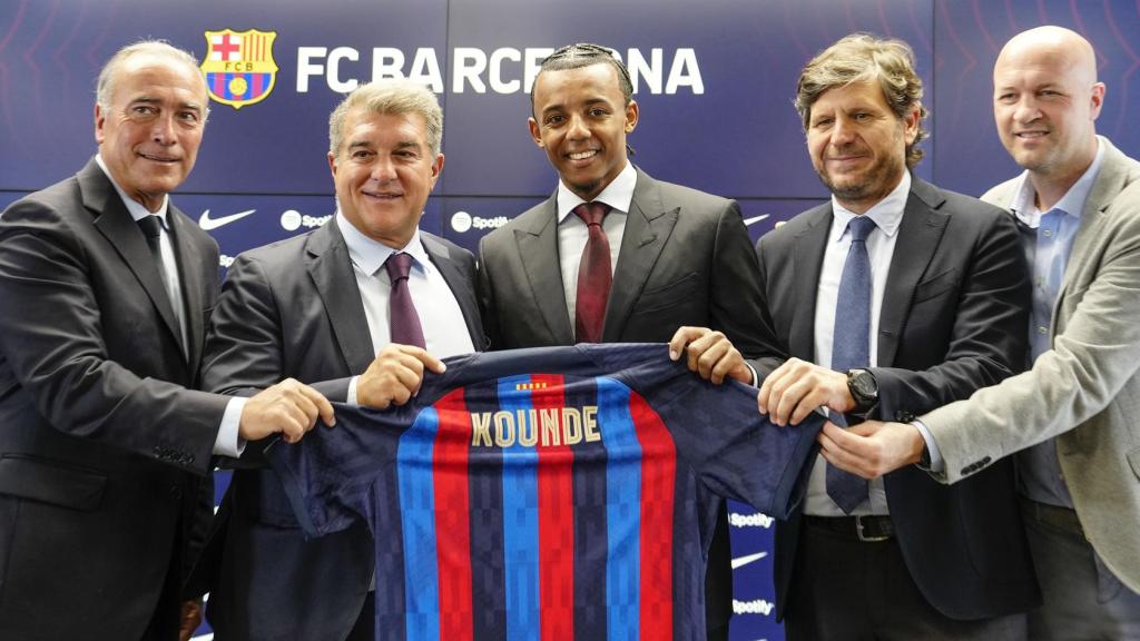 Laporta presenta a Koundé con la camiseta del Barça junto a Mateu Alemany, Jordi Cruyff y Rafa Yuste / EFE