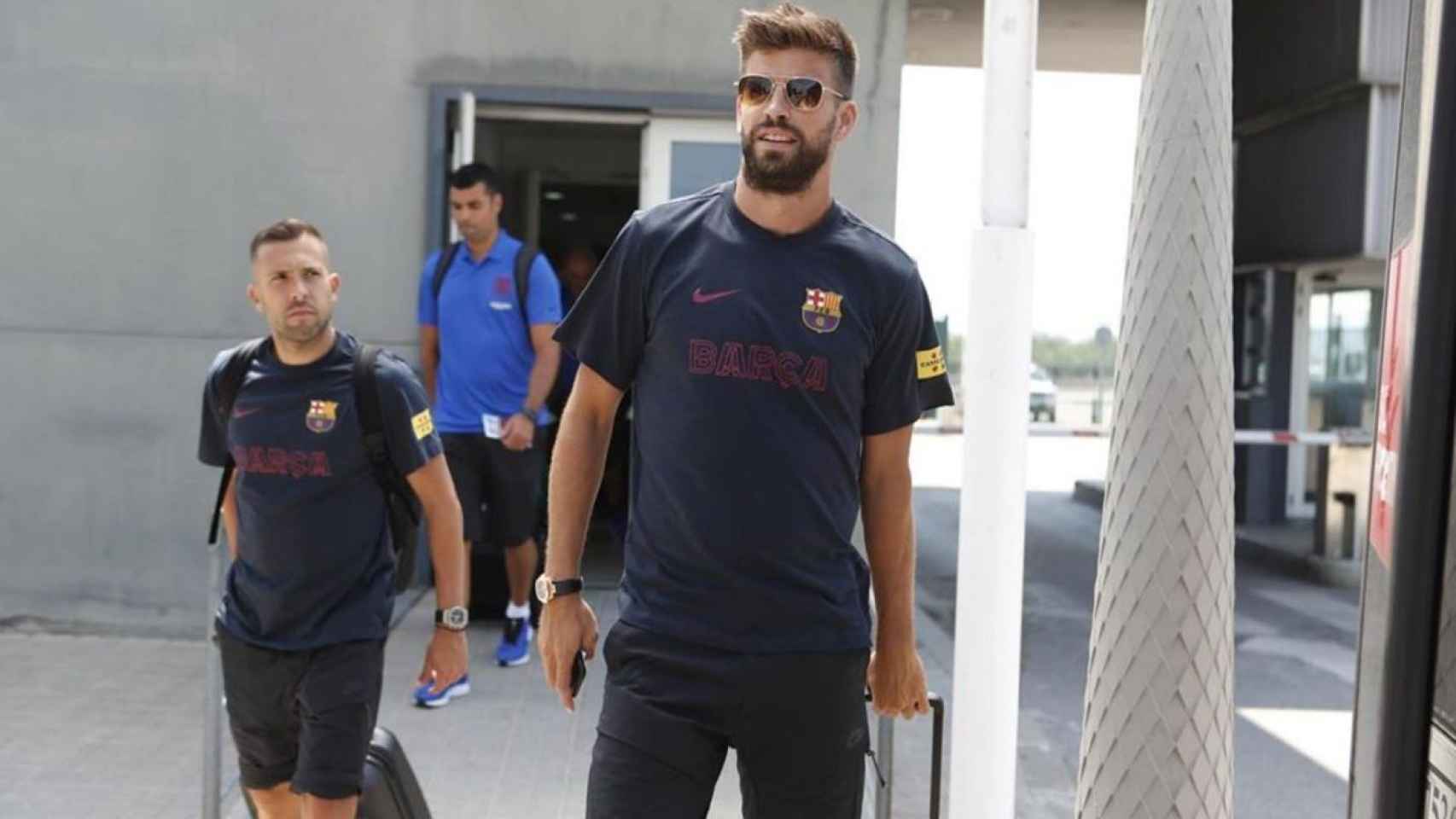 Gerard Piqué y Jordi Alba camino del aeropuerto / FCB