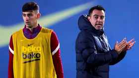 Yusuff Demir junto a Xavi Hernández en un entrenamiento del Barça / FCB