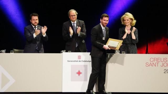 Leo Messi con la Creu de Sant Jordi / TWITTER