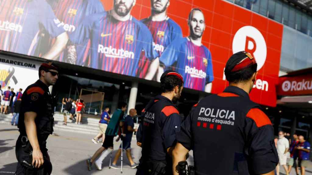 Los Mossos d'Esquadra en el Camp Nou / EFE