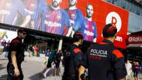 Los Mossos d'Esquadra en el Camp Nou / EFE