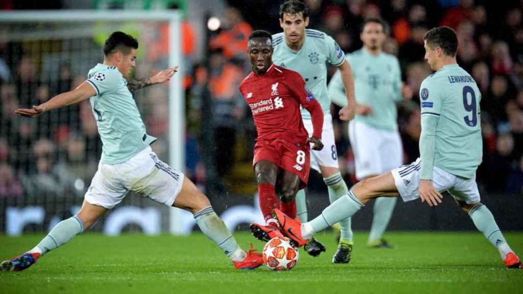 Keita junto a Jame Rodríguez y Lewandowski en Champions League / EFE