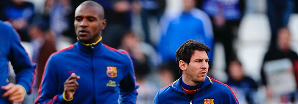 Abidal y Messi van por caminos separados / ARCHIVO