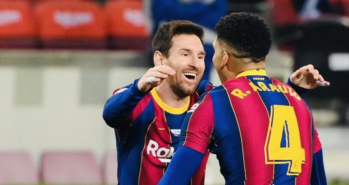 Ronald Araujo y Messi celebrando el gol del uruguayo ante el Valencia / REDES