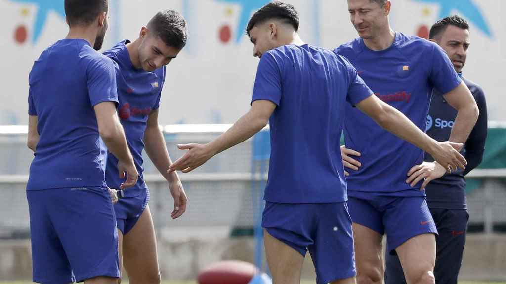 Varios jugadores del Barça, durante un entrenamiento junto a Xavi Hernández / EFE