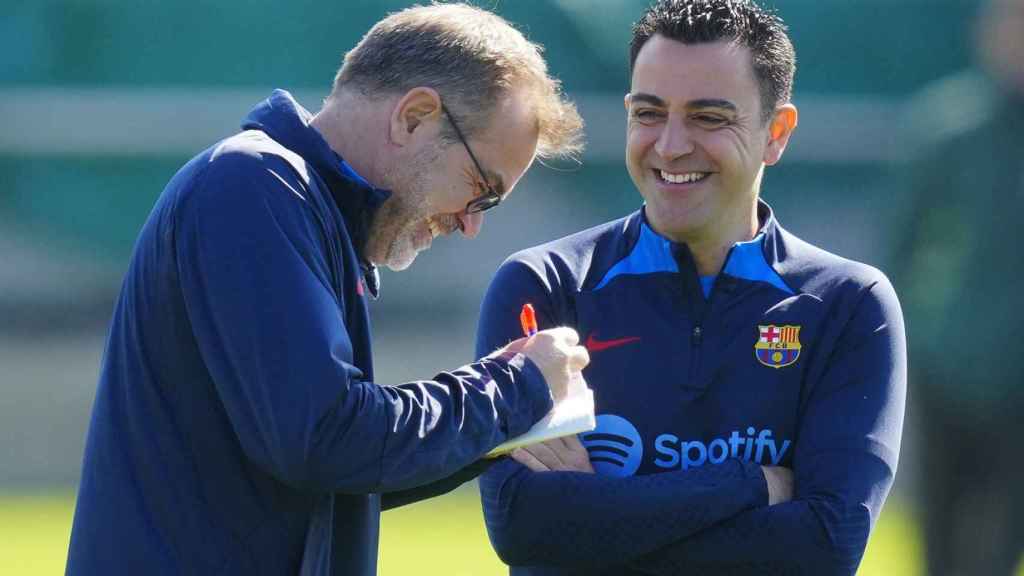 Xavi y su hermano Óscar Hernández, durante un entrenamiento del Barça antes del clásico / EFE