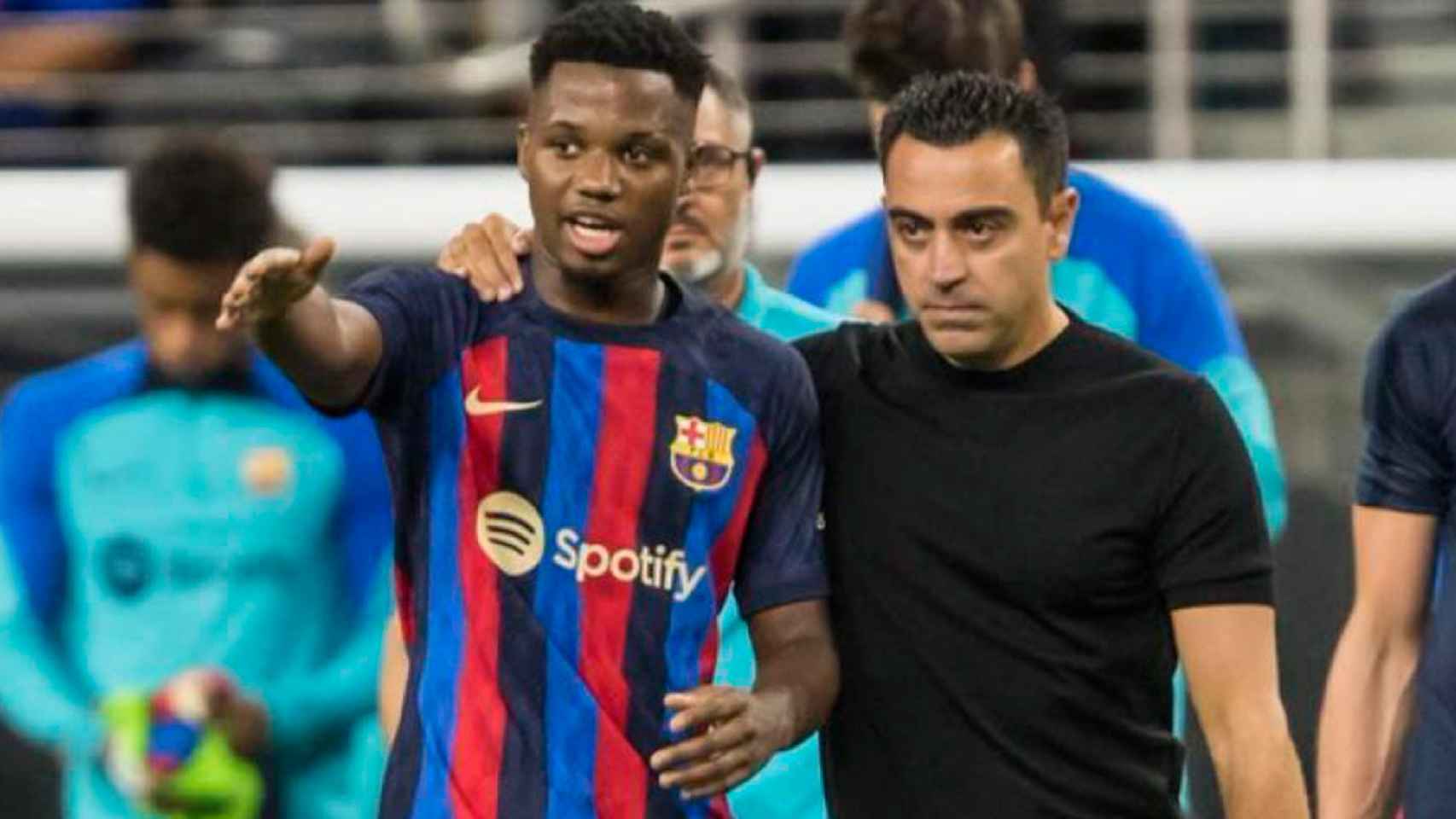 Xavi Hernández, conversando con Ansu Fati durante un partido