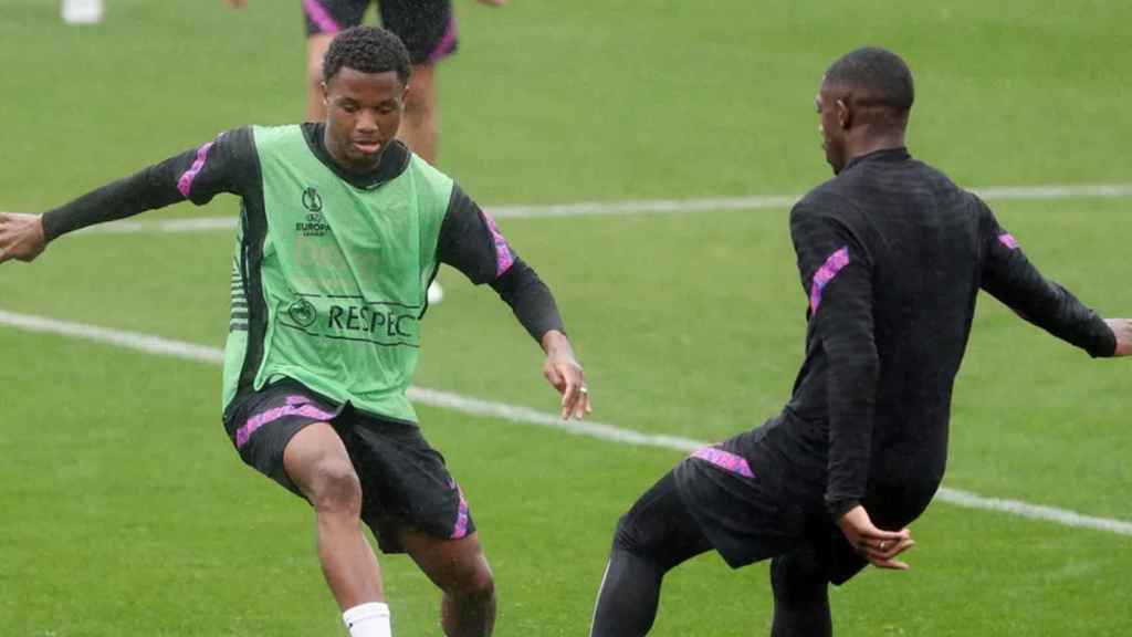 Ansu Fati y Ousmane Dembelé, en un entrenamiento del Barça / FCB