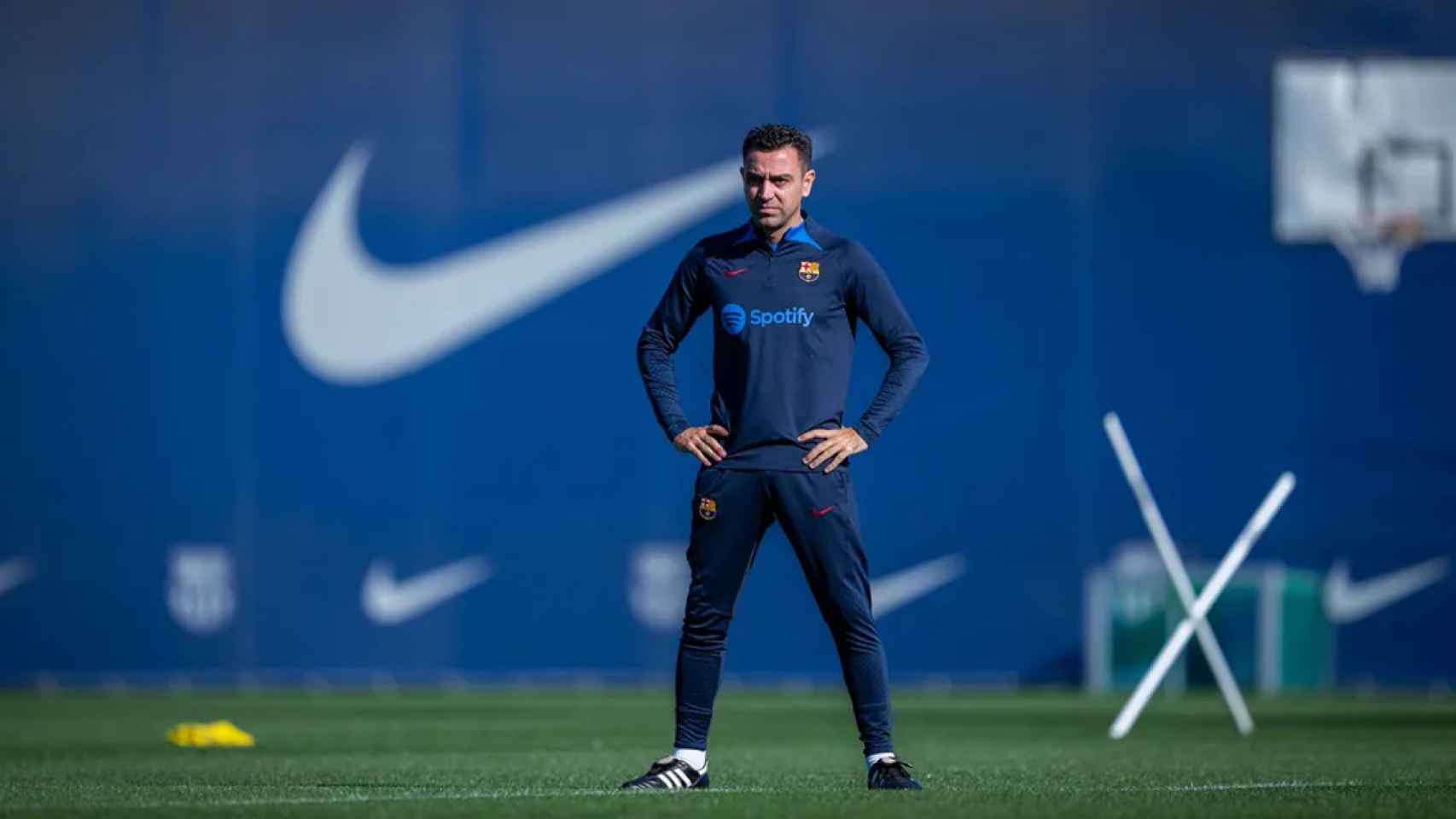 Xavi Hernández, observando uno de los entrenamientos del Barça / FCB