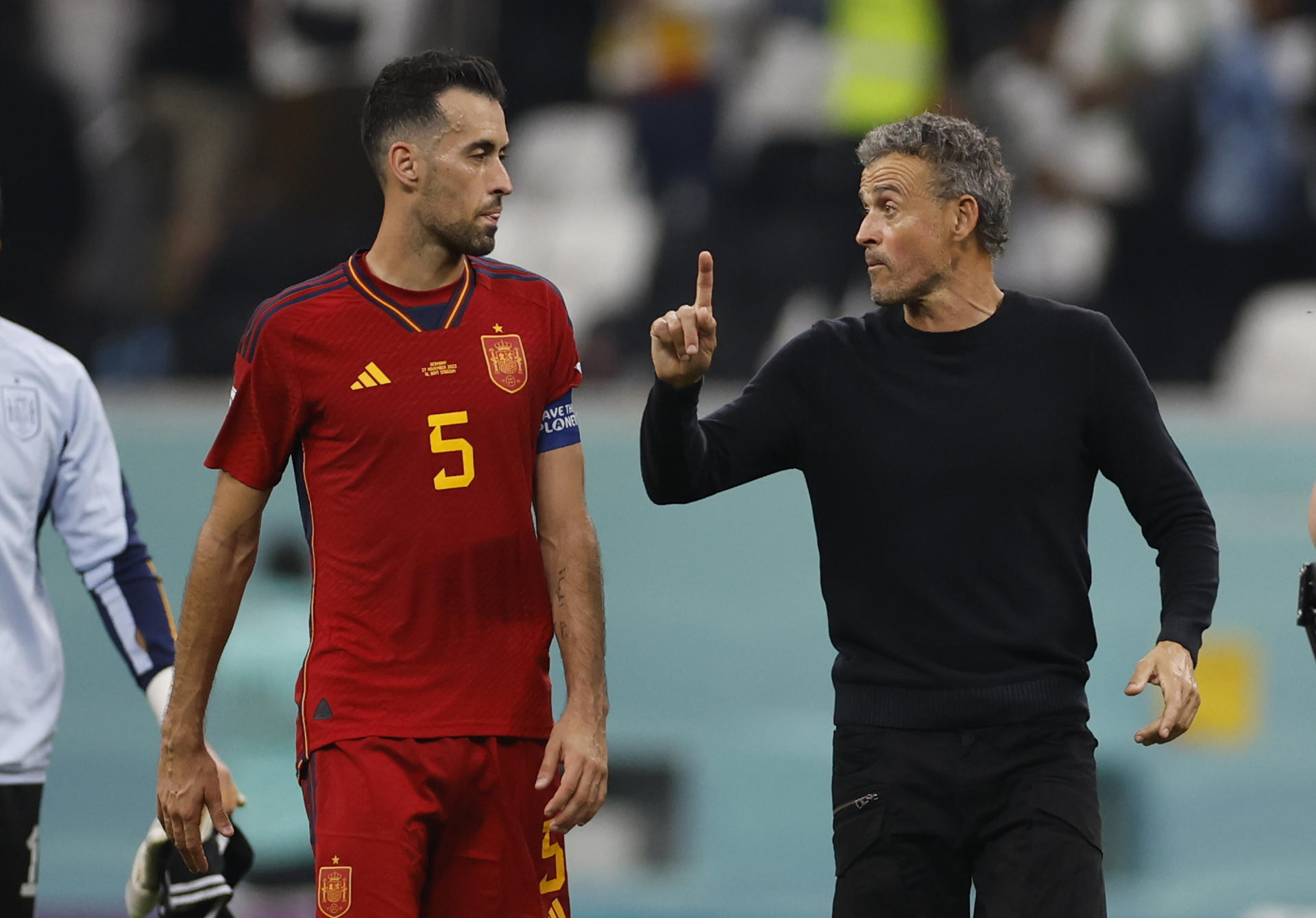 Sergio Busquets charla con Luis Enrique / EFE